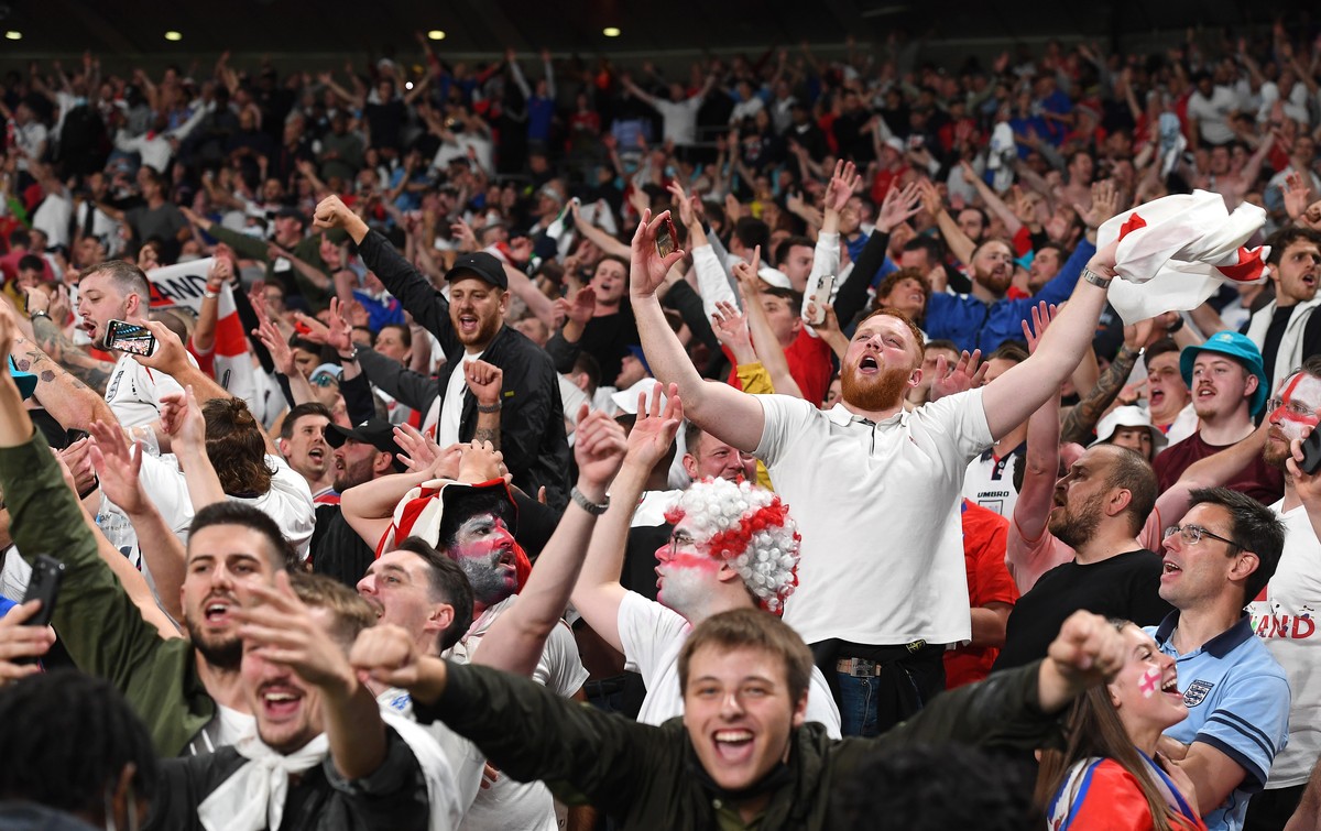 epa09330493 Fans of England celebrate after the UEFA EURO 2020 semi final between England and Denmark in London, Britain, 07 July 2021. EPA/Andy Rain / POOL (RESTRICTIONS: For editorial news reporting ...