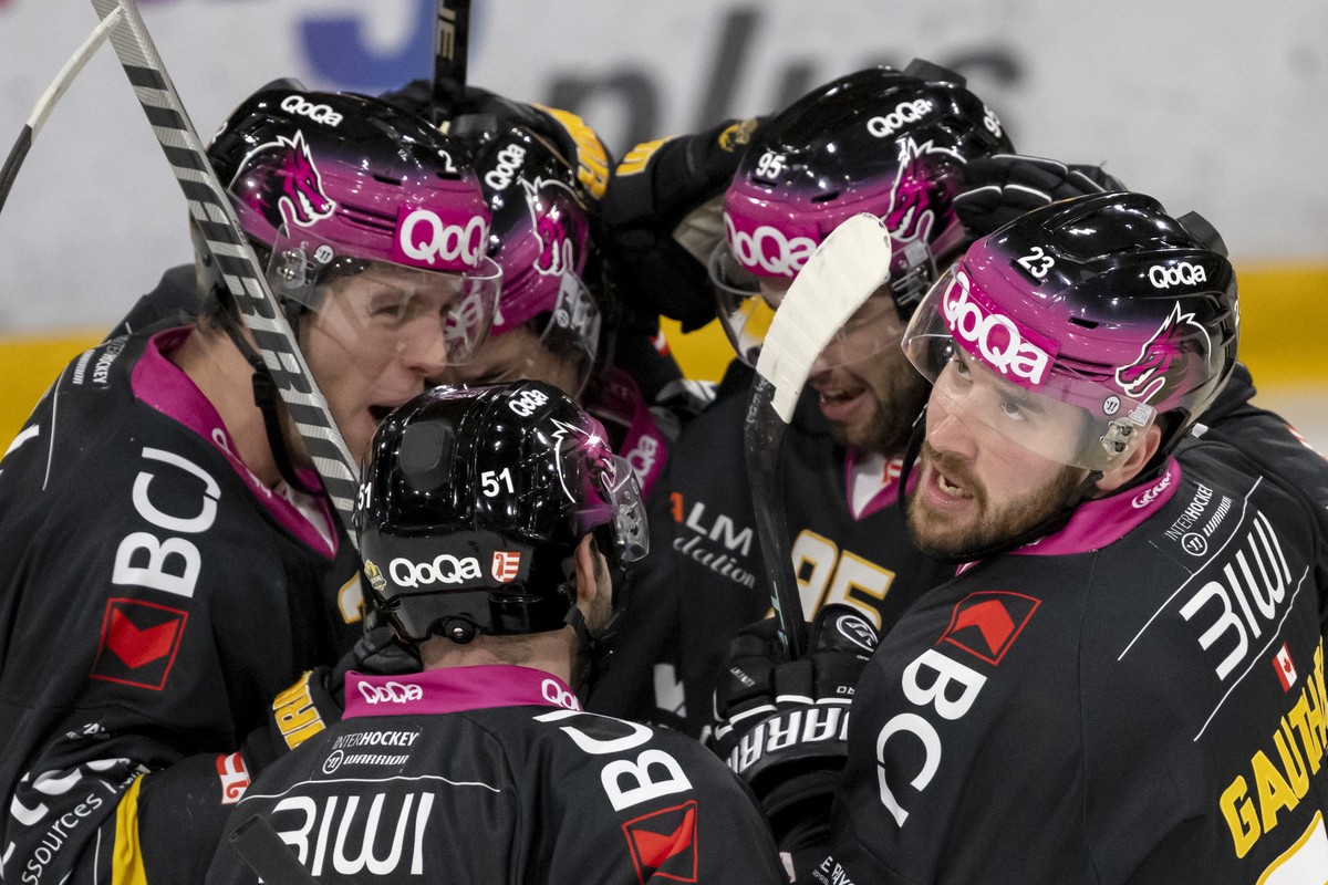 Ajoies Spieler mit Torschuetze Frederic Gauthier, rechts, jubeln nach dem 1:0 beim Eishockey-Qualifikationsspiel der National League zwischen dem HC Ajoie und dem HC Davos in der Raiffeisen Arena in P ...