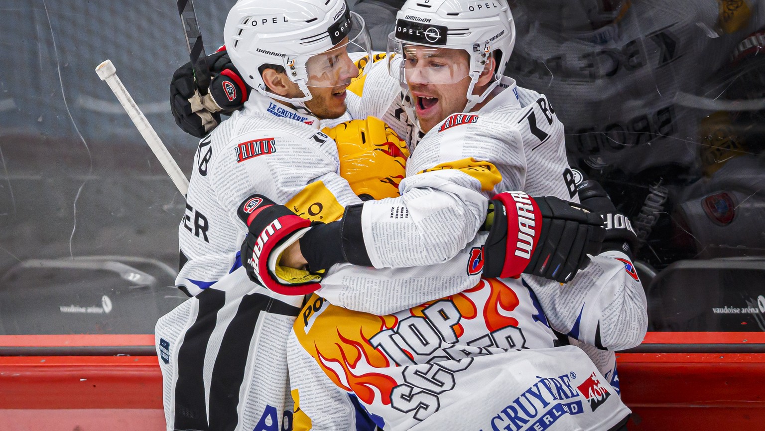 l'attaquant fribourgeois Daniel Brodin, droite, celebre avec ses coequipiers apres avoir marque lors de la rencontre du championnat suisse de hockey sur glace de National League LNA, entre le Lausanne ...