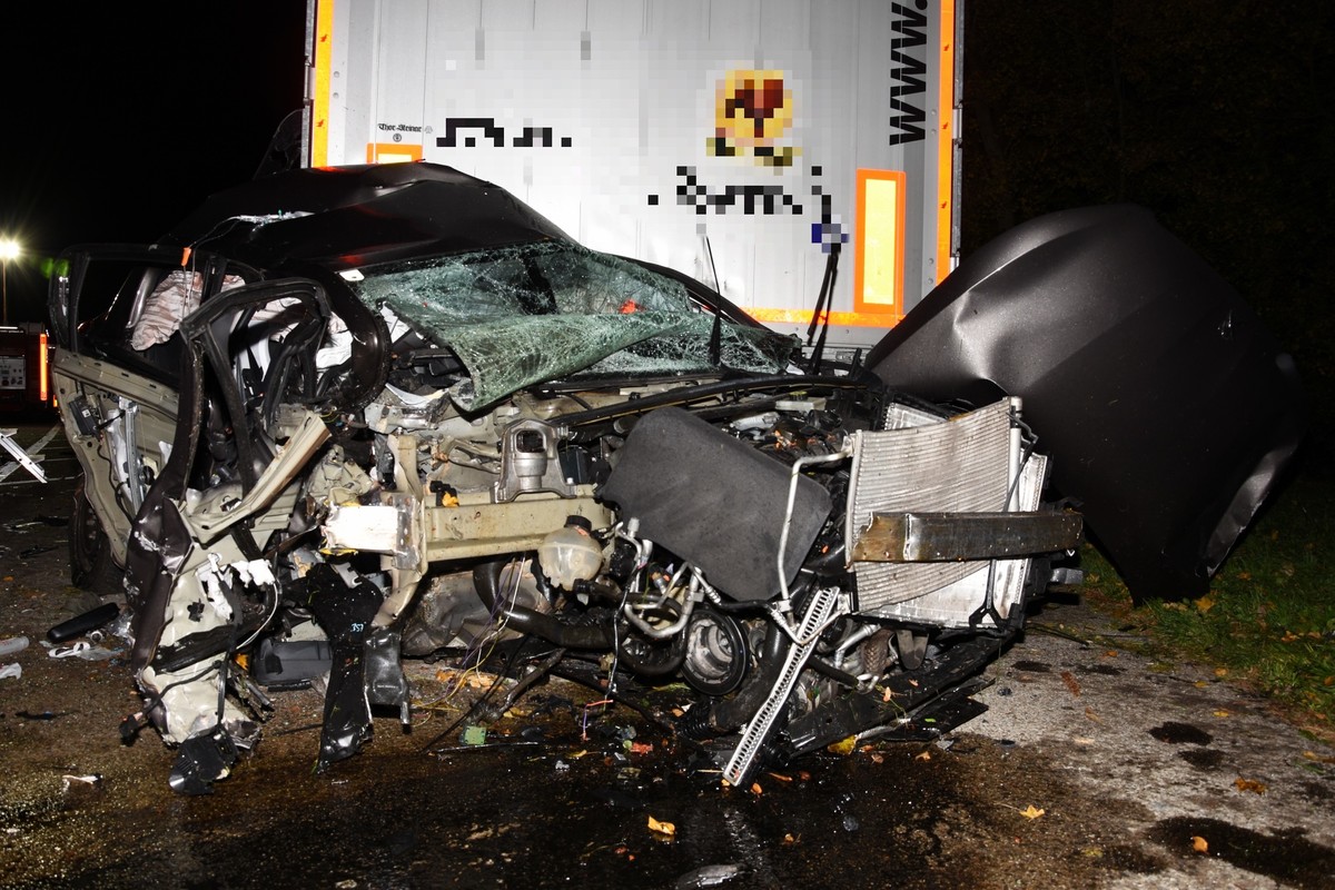 in Auto ist am Mittwochabend auf dem Autobahnrastplatz Sulzberg bei Goldach SG mit einem parkierten Sattelanhänger kollidiert. Dabei wurde der 51-jährige Autofahrer eingeklemmt und so schwer verletzt, ...