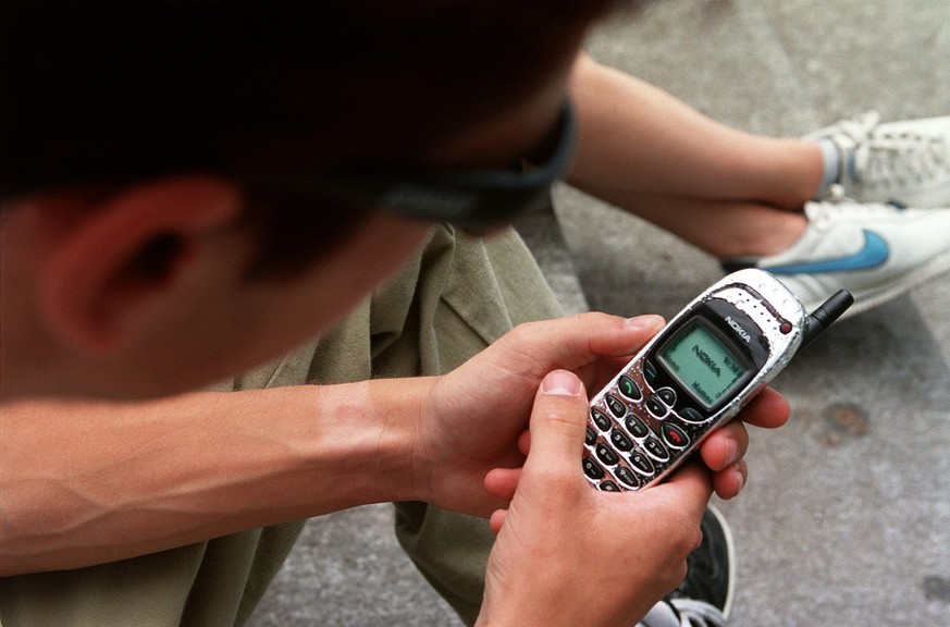 Freisprechanlage fuer ein Mobiltelefon im Auto (inszenierte Aufnahme), Zuerich, Mai 2000. (KEYSTONE/MARTIN RUETSCHI) Film]