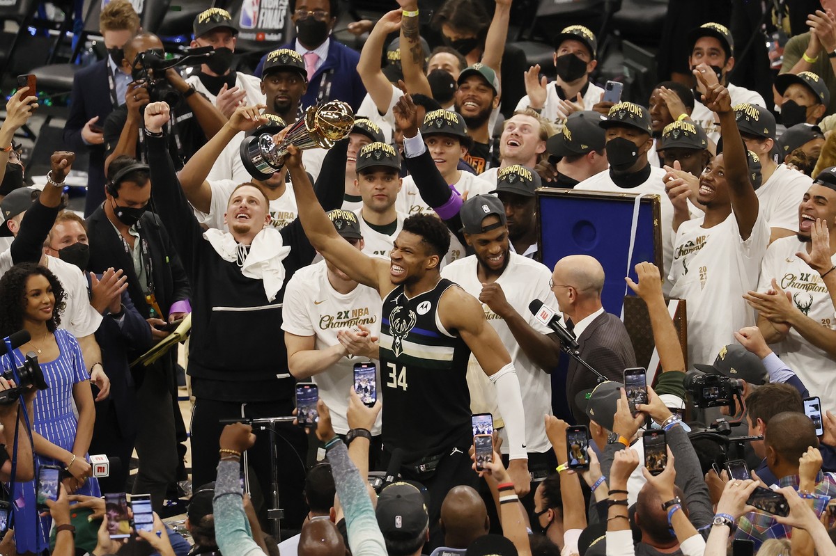 epaselect epa09355827 Milwaukee Bucks forward Giannis Antetokounmpo (C) reacts with the MVP trophy at the conclusion of game six of the NBA Finals basketball series between the Phoenix Suns and the Mi ...