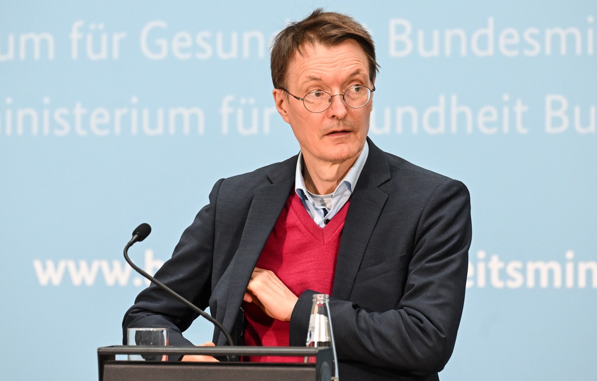 epa09870401 German Health Minister Karl Lauterbach attends a press conference at the health ministry in Berlin, Germany, 04 April 2022. EPA/FILIP SINGER