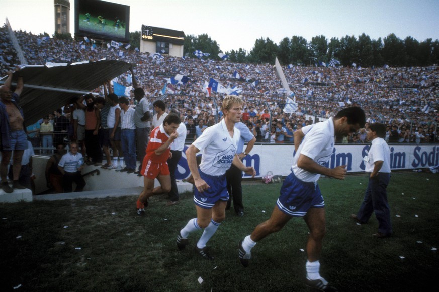 Bildnummer: 03444948 Datum: 05.08.1986 Copyright: imago/Kicker/Liedel
Blaz Sliskovic (re.) und Karlheinz Fˆrster (beide Marseille, Mitte) - Einmarsch; Karl Heinz, OM, Olympique Marseille - AS Monaco 3 ...