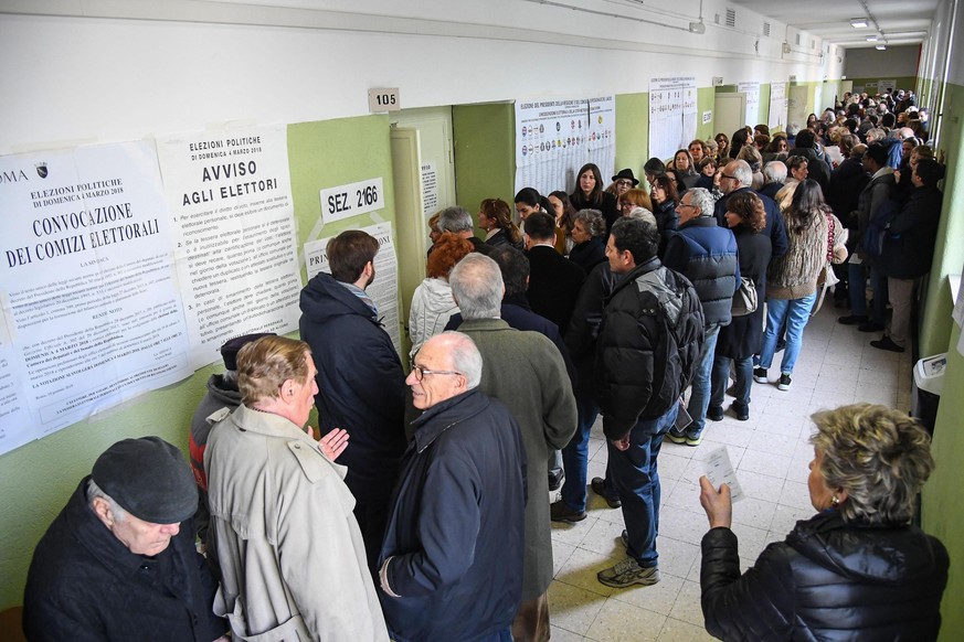 epa06579002 People wait in line to cast their ballot at the polling station in the high school &#039;Mameli&#039;, during the Italian general elections, in Rome, Italy, 04 March 2018. General election ...