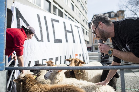 Der Rapper Greis an einer Nein-Veranstaltung auf dem Helvetiaplatz in Zürich.&nbsp;