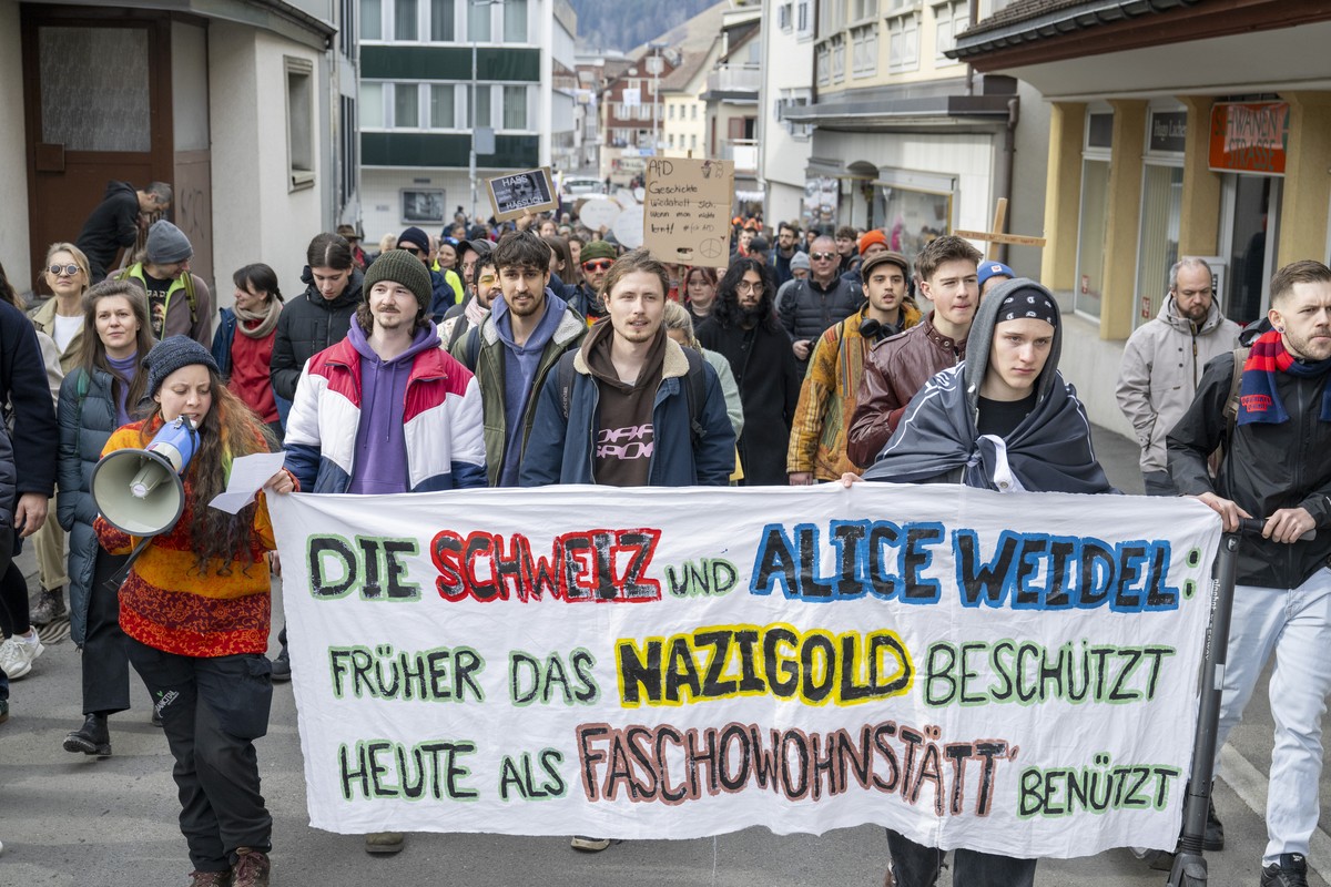People take part in the "Demo against the right" in solidarity with Germany, on Saturday, 22 February 2025, in Einsiedeln, Switzerland. An authorised "Demo against the right" has b ...