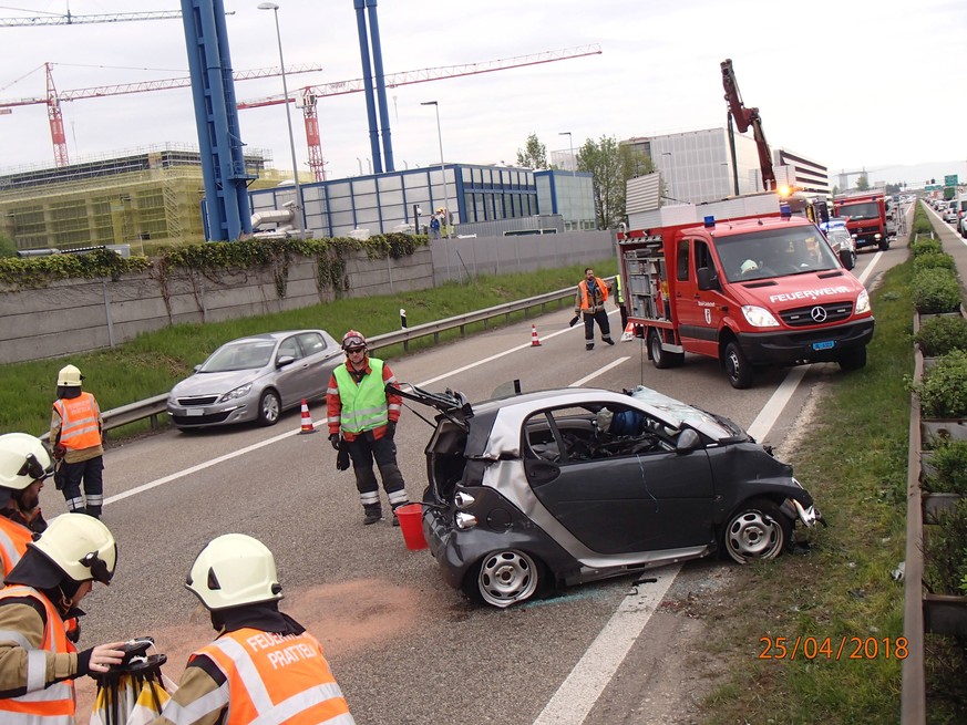 Kaiseraugst AG, 25. April 2018, 07:30 Uhr: Mehrere Fahrzeuge auf der A3 bei Kaiseraugst AG in einen Auffahr-Unfall verwickelt worden. Eine Verletzte. (Bild: Kapo Aargau)