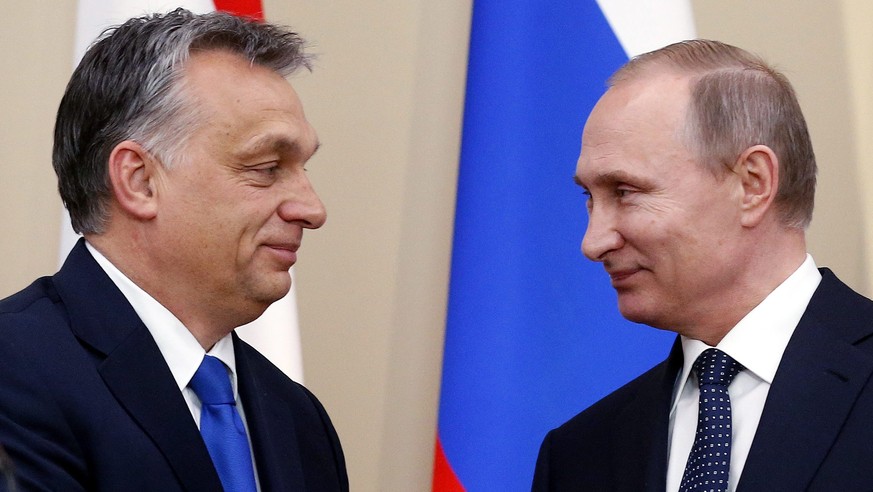 epa05166352 Russian President Vladimir Putin (R) and Hungarian Prime Minister Viktor Orban (L) attend a joint news conference following their talks at the Novo-Ogaryovo residence outside Moscow, Russi ...