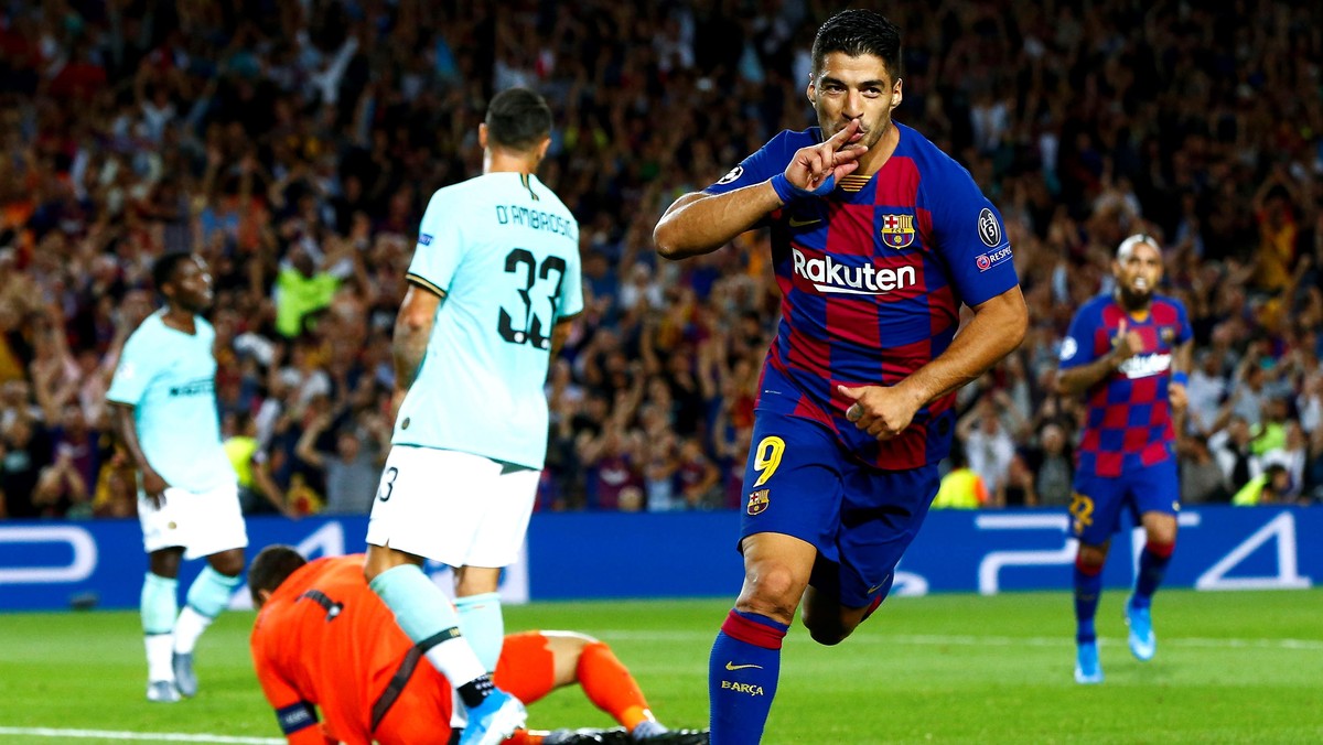 epaselect epa07890590 FC Barcelona's forward Luis Suarez celebrates after scoring the 2-1 goal during the UEFA Champions League group F soccer match between FC Barcelona and FC Internazionale at  ...