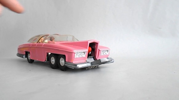 Die beste Sci-Fi-Serie, die du vermutlich nicht kennst ... mit Marionetten!
Lady Penelope und ihre sechsrad Limousine in pink hat mich damals als Kind am meisten beeindruckt.

