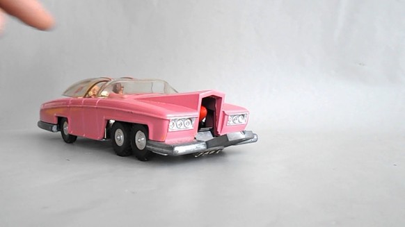 Die beste Sci-Fi-Serie, die du vermutlich nicht kennst ... mit Marionetten!
Lady Penelope und ihre sechsrad Limousine in pink hat mich damals als Kind am meisten beeindruckt.