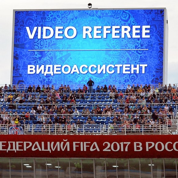 Jetzt kommt der Video-Schiri: Blick auf die Anzeigetafel in Sotschi beim Confed-Cup 2017.