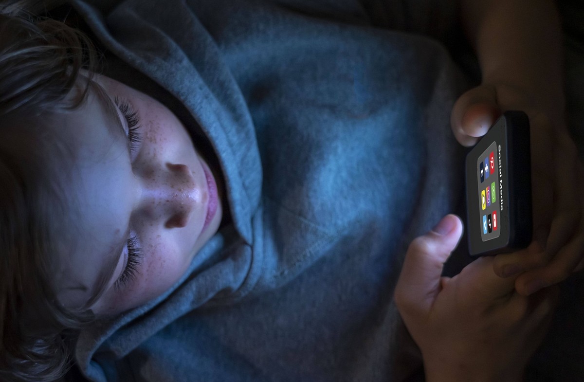 Symbolbild Social Media Nutzung von jungen Menschen, Kindern, Junge, 12 Jahre alt, Ordner mit diversen Social-Media-Plattformen auf dem Handy, Social Media *** Symbolic image Social media use by young ...
