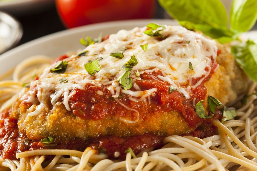 hausgemachter italienischer Hühnerparmesan mit Käse und Sauce. Chicken Parmesan, Chicken Parmigiana