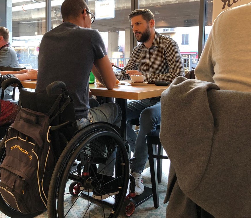 Bevor Dave in Cafés geht, informiert er sich meist im Vorhinein, ob die Toiletten rollstuhlgängig sind. Sonst könne es ganz schön mühsam werden.