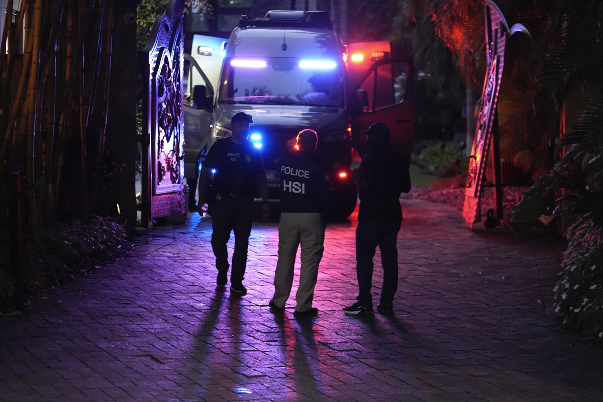Federal agents stand at the entrance to a property belonging to rapper Sean "Diddy" Combs, Monday, March 25, 2024, on Star Island in Miami Beach, Fla. Two properties belonging to Combs in Lo ...