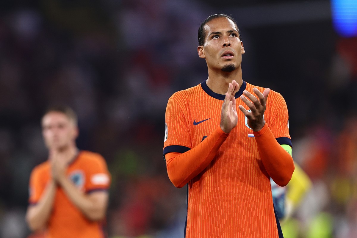 epa11471540 Virgil van Dijk of the Netherlands reacts after losing the UEFA EURO 2024 semi-finals soccer match between the Netherlands and England, in Dortmund, Germany, 10 July 2024. EPA/ANNA SZILAGY ...