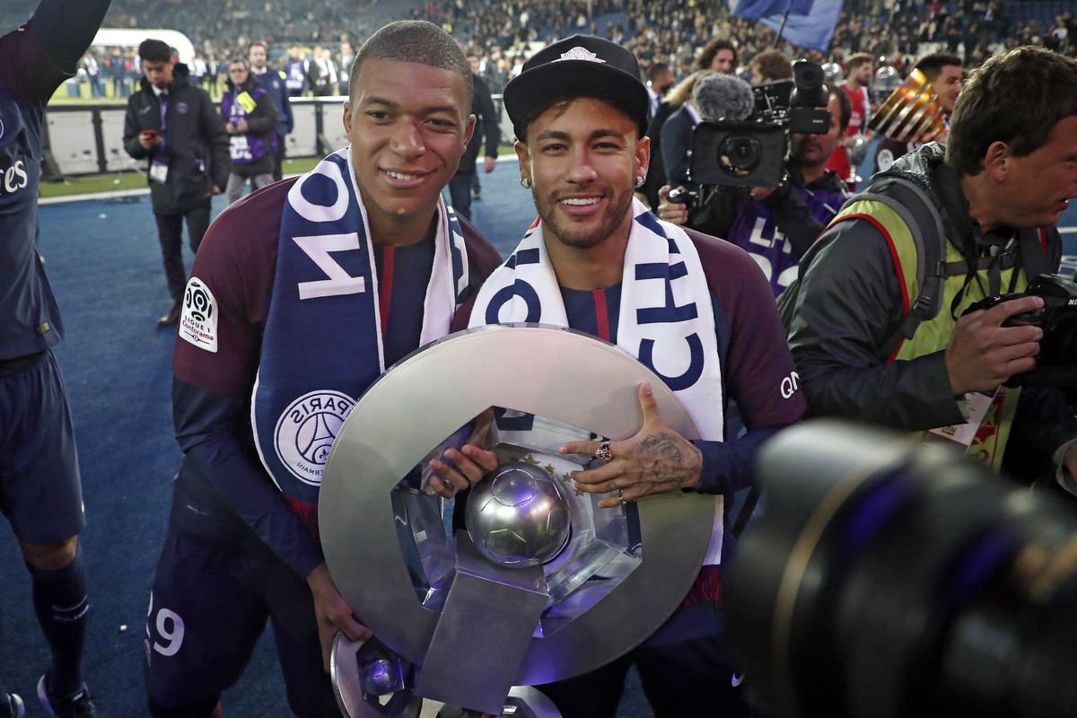 epa06732164 Paris Saint Germain's Kylian Mbappe (L) and Neymar Jr (R) celebrate with their trophy after a ceremony for the winner of the french championship after the French Ligue 1 soccer match  ...