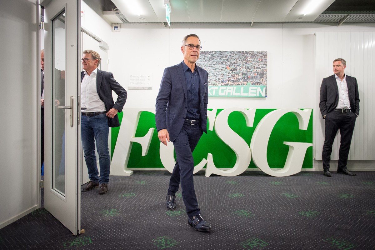 Matthias Hueppi, Mitte, der neue Verwaltungsratspraesident des FC St. Gallen, nach einer Medienorientierung des FC St. Gallen, am Dienstag, 12. Dezember 2017, im Kybunpark in St. Gallen. Die Aktionaer ...