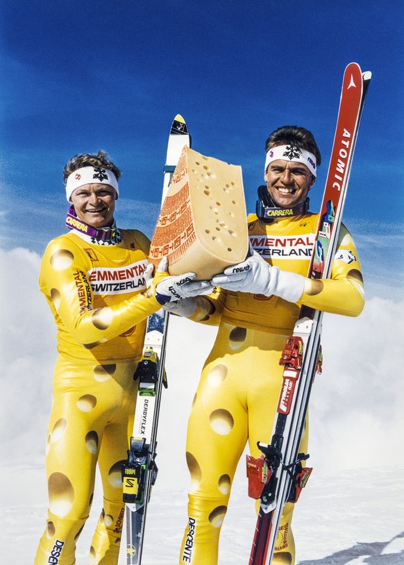 ARCHIV --- Die Schweizer Ski-Cracks Paul Accola (links) und Franz Heinzer bei der Praesentation der neuen Dresses im Kaese-Look (aufgenommen am 28. September 1992). Als Nachfolger der Kaesunion wird a ...