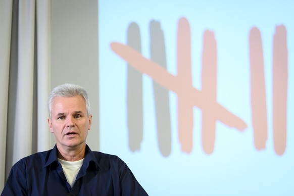 Daniel Trappitsch, Netzwerk Impfentscheid, spricht waehrend einer Medienkonferenz von das gemeinsame Komitee von Freunden der Verfassung, Aktionsbuendnis Urkantone, Jugendbewegung MASS-VOLL! und Netzw ...