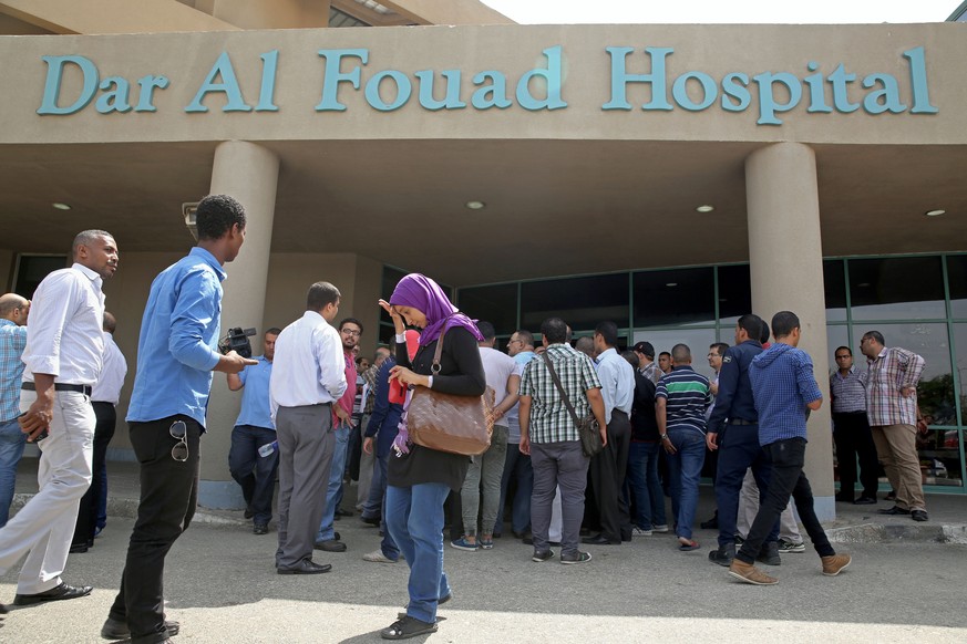 Journalisten warten vor dem Dar Al Fouad Spital, wo die verletzten mexikanischen Touristen in Behandlung sind.<br data-editable="remove">