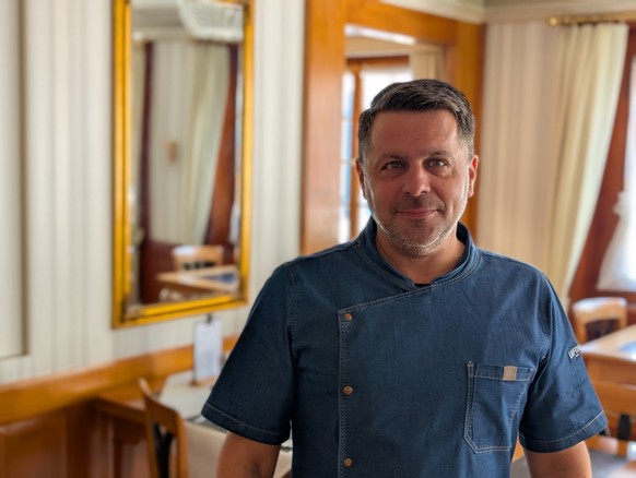Hotelier Cédric Bertrand im Speisesaal seine Hotels zum Löwen in Mollis GL.