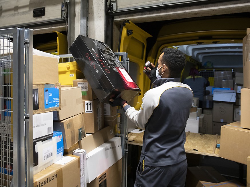 Wegen Homeoffice und Lockdown bestellten sich im vergangenen Jahr viele ihre Ware nach Hause. Die Post hatte insgesamt 182,7 Millionen Pakete zu verarbeiten -