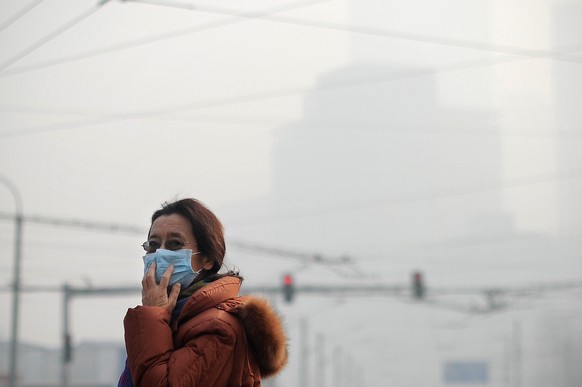 Dicke Luft: Frau mit Atemmaske am Donnerstag in Peking.