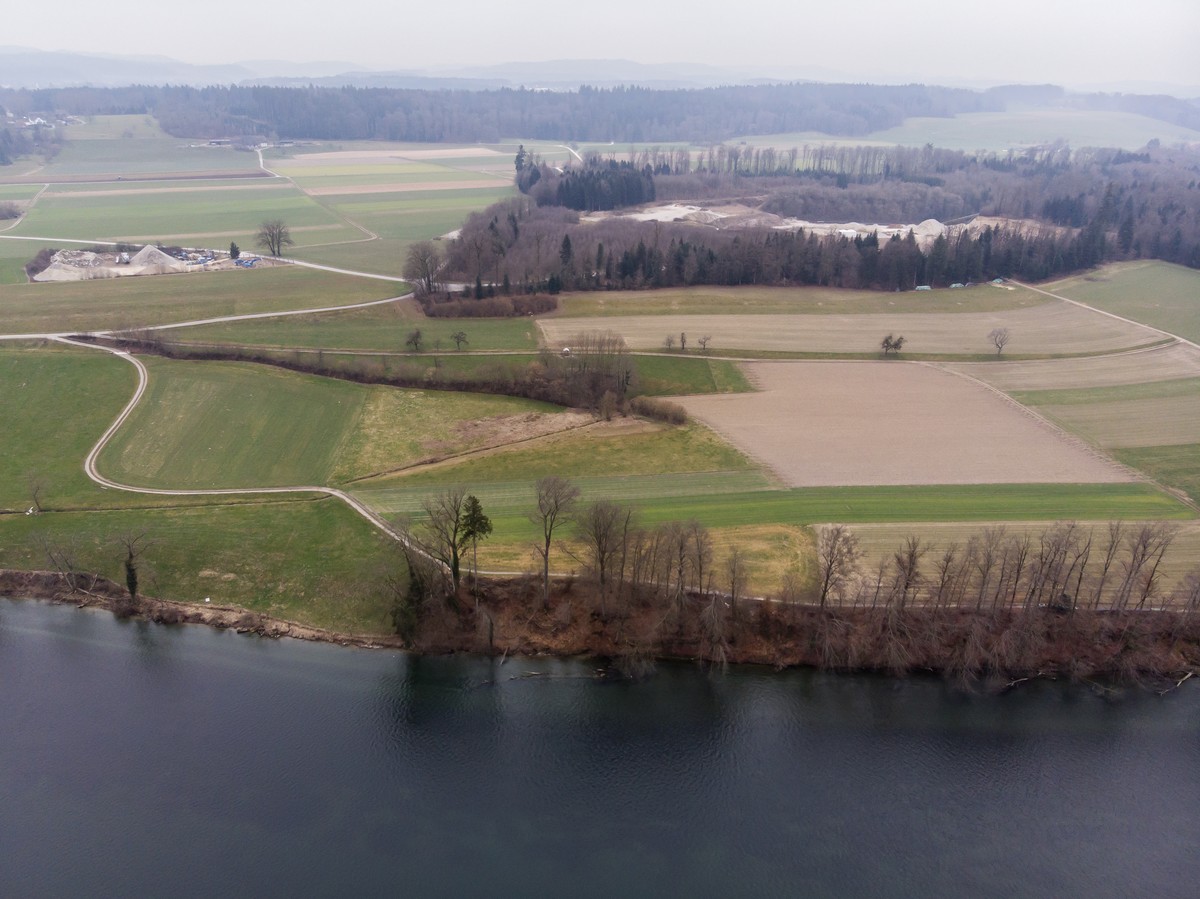 Luftaufnahme der Parzellen neben Aarwangen, auf welchen die Umfahrungsstrasse durchgehen soll, am Mittwoch, 1. Maerz 2023. Am 12. Maerz wird das Berner Stimmvolk bei den Kantonalen Abstimmungen unter  ...