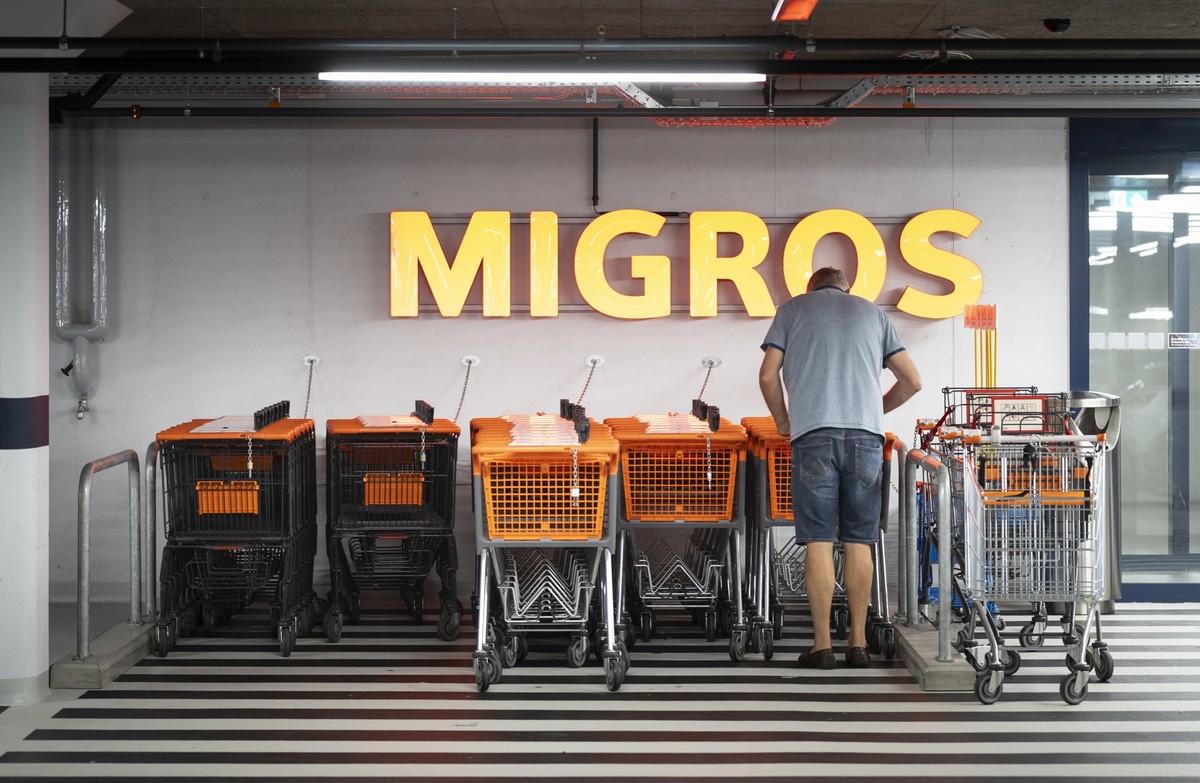 Orangen Migros Einkaufswagen stehen bereit in der Tiefgarage der Migros Appenzell, fotografiert am Mittwoch 23. Juli 2025 im Appenzell. (KEYSTONE/Gaetan Bally)