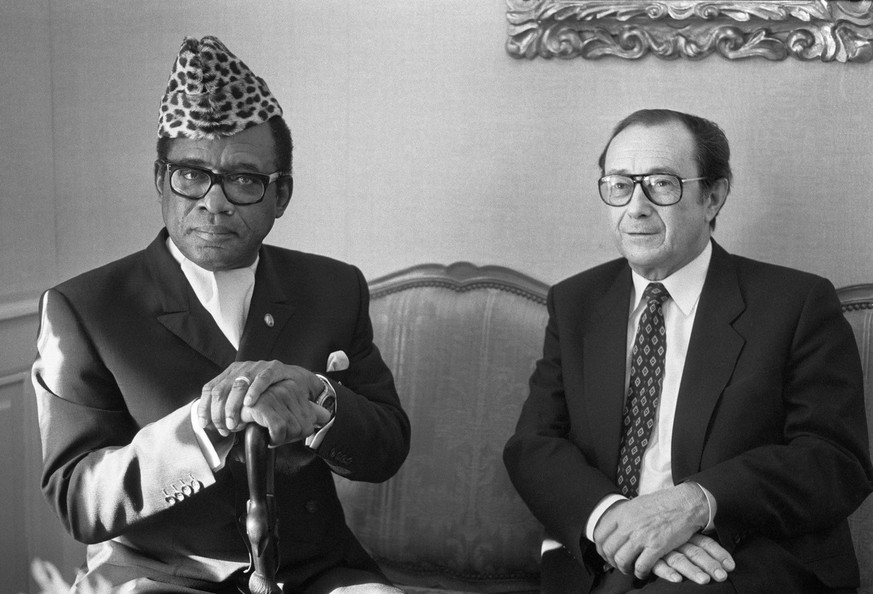 Bundesrat Pierre Aubert, rechts, bei einem Treffen mit Zaires Präsident Joseph-Desire Mobutu in Bern am 22. Oktober 1987: die Schweiz musste den Nachfahren des kongolesischen Diktators 7.7 Millionen F ...