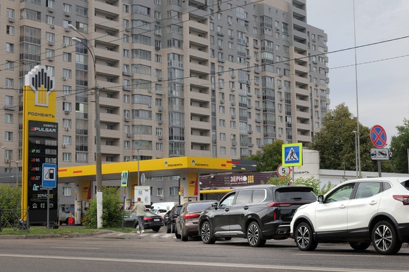 epa13072882 Cars line up at a Rosneft gas station outside Moscow, Russia, 29 June 2026. Russian President Vladimir Putin stated the need to take systemic measures to stabilize the fuel market during a ...