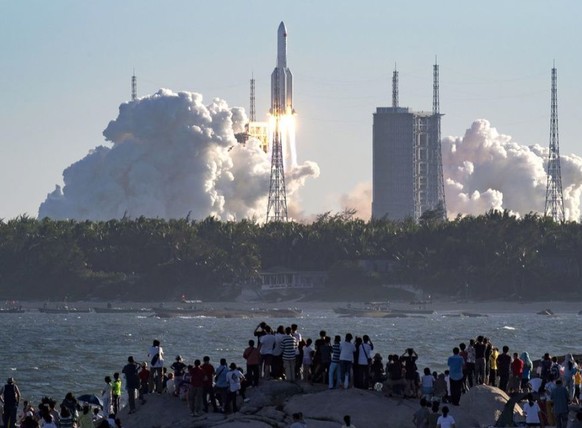 Foto der amtlichen Agentur Xinhua News vom Start der Rakete Langer Marsch 5B vom Raumfahrtzentrum Wenchang in der Provinz Hainan. Langfristig will China auch eine bemannte Mission auf den Mond schicke ...