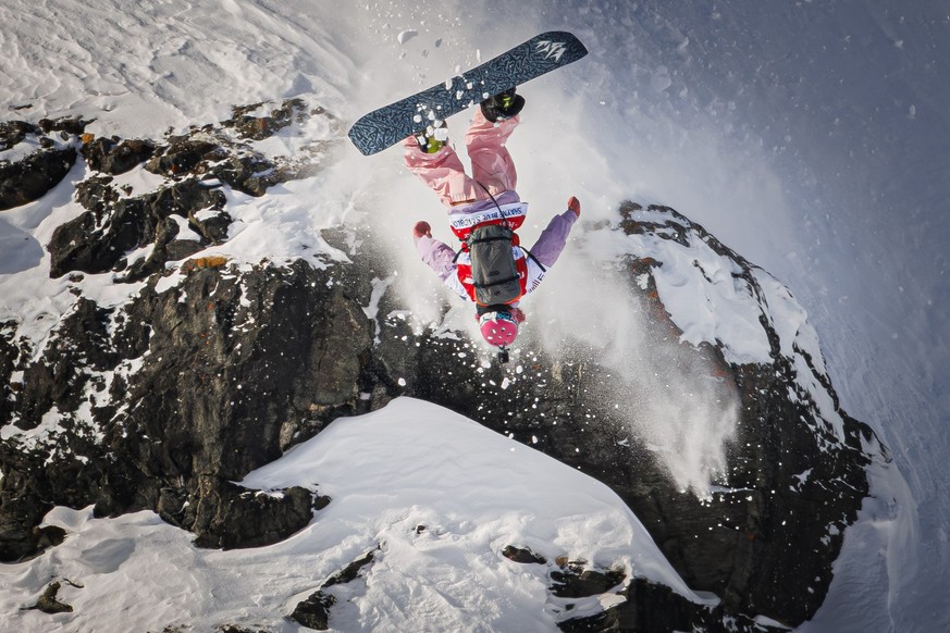 KEYPIX - Shayne Blue Sandblom from the U.S. competes to take the 5th place in the men&amp;#039;s snowboard category at the Verbier Xtreme Freeride World Tour (FWT) finals on the &amp;quot;Bec des Ross ...