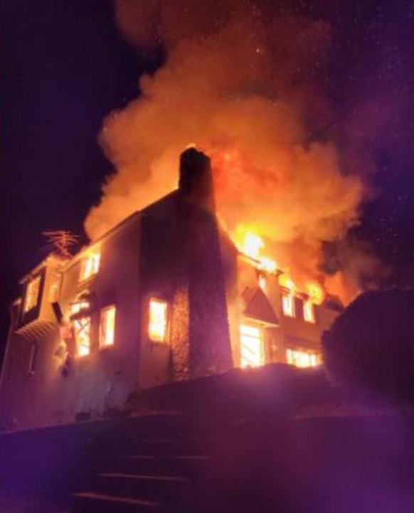 Das Haus brannte lichterloh.