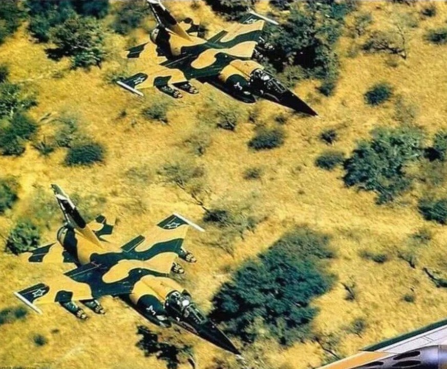 Mirage F1, Südafrika - wenn Flugzeugtarnung richtig gut funktioniert. 

https://www.reddit.com/r/WarplanePorn/comments/18cz9j2/how_much_does_camouflage_help_conceal_aircraft/