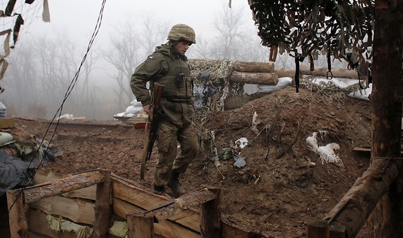 ARCHIV - Das Archivfoto zeigt einen ukrainischen Soldaten an der Frontlinie in der Region Donezk. Foto: Vitali Komar/AP/dpa