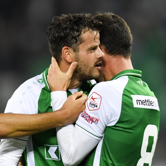 Jubel bei St. Gallens Tranquillo Barnetta, links, nach dessen Tor zum 2-1, mit Jordi Quintilla, beim Fussball Super-League Spiel zwischen dem FC St. Gallen und dem Grasshopper Club Zuerich, am Samstag ...