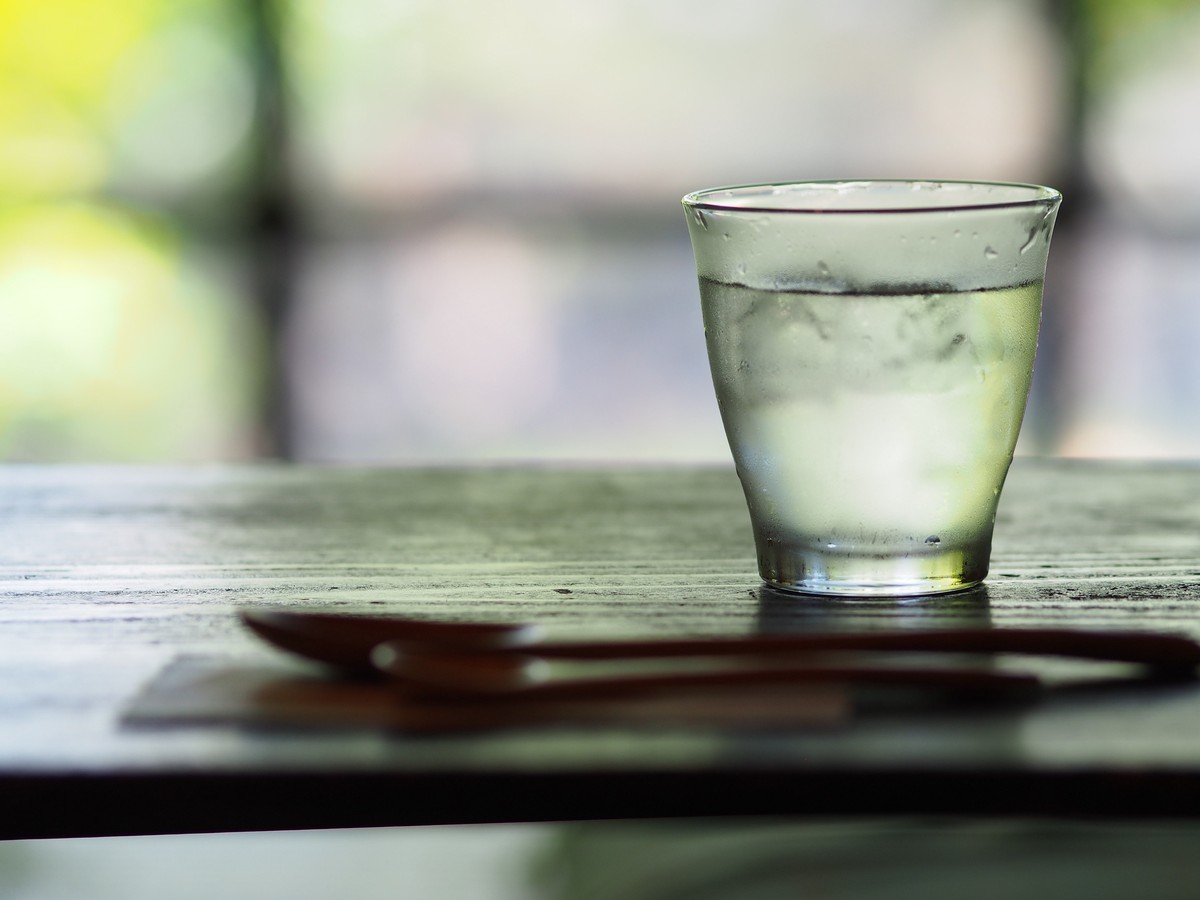 Klassisches Beispiel von einem halbleeren Glas. Denn garantiert wird jemand vorbeikommen und es verschütten.&nbsp;