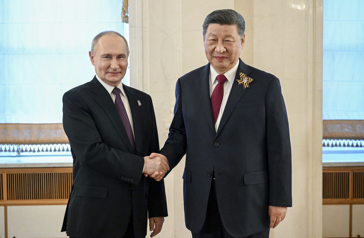 President of Russia Vladimir Putin and President of China Xi Jinping shake hands after arrival in the Kremlin for a gala concert held for heads of foreign delegations, in Moscow, Thursday, May 8, 2025 ...