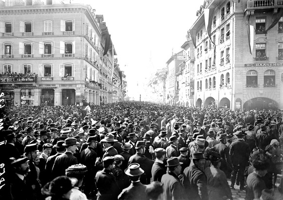 Menschenmenge nach einem Defilee in Bern während des Ersten Weltkriegs.