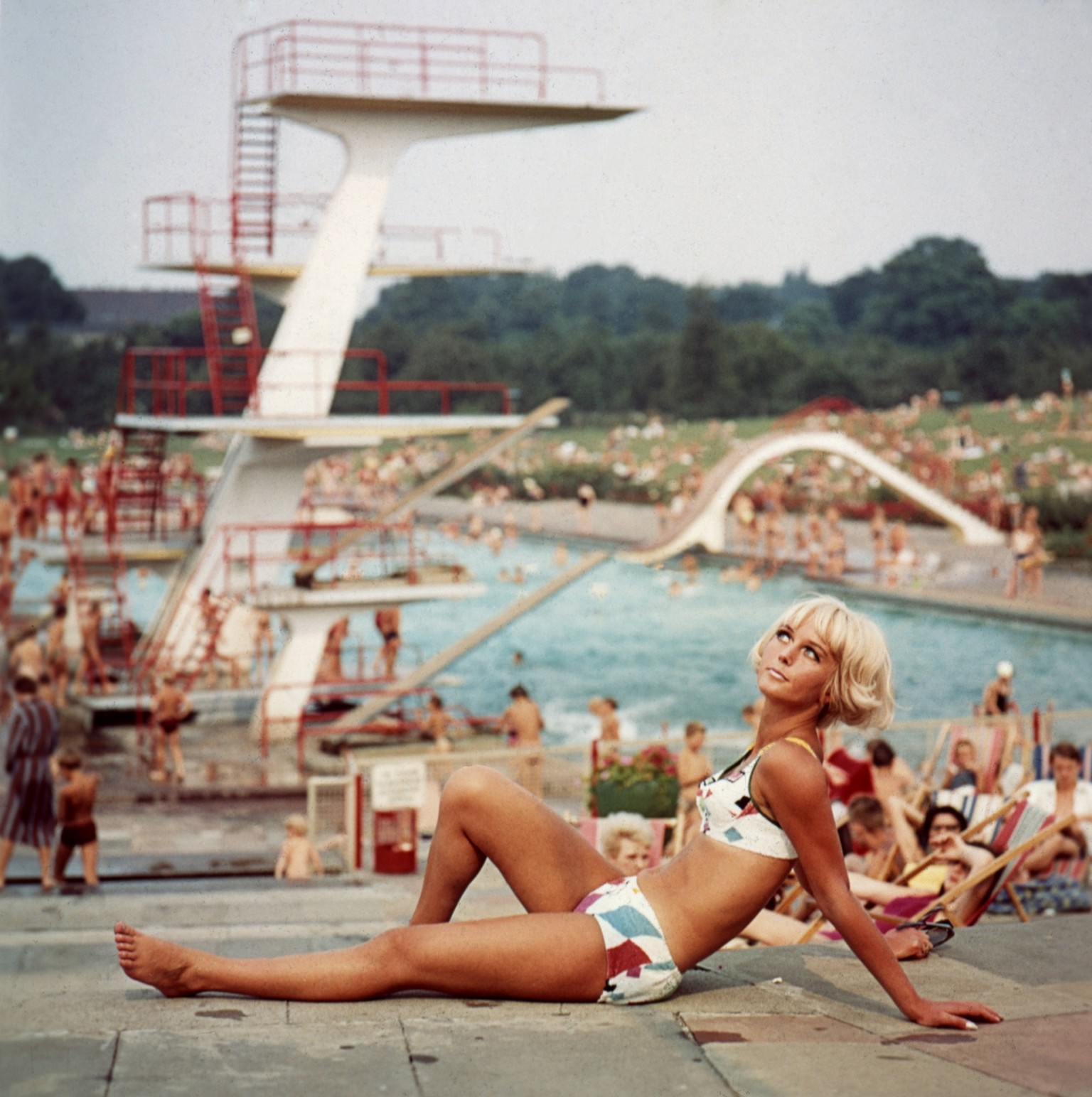29.08.1970, Berlin, DDR - Frau im Bikini sonnt sich in einem Freibad. 20-30 Jahre, Alltag, aussen, Aussenaufnahme, Berlin, Bikini, DDR, deutsch, Deutsche Demokratische Republik, Deutschland, Europa, e ...