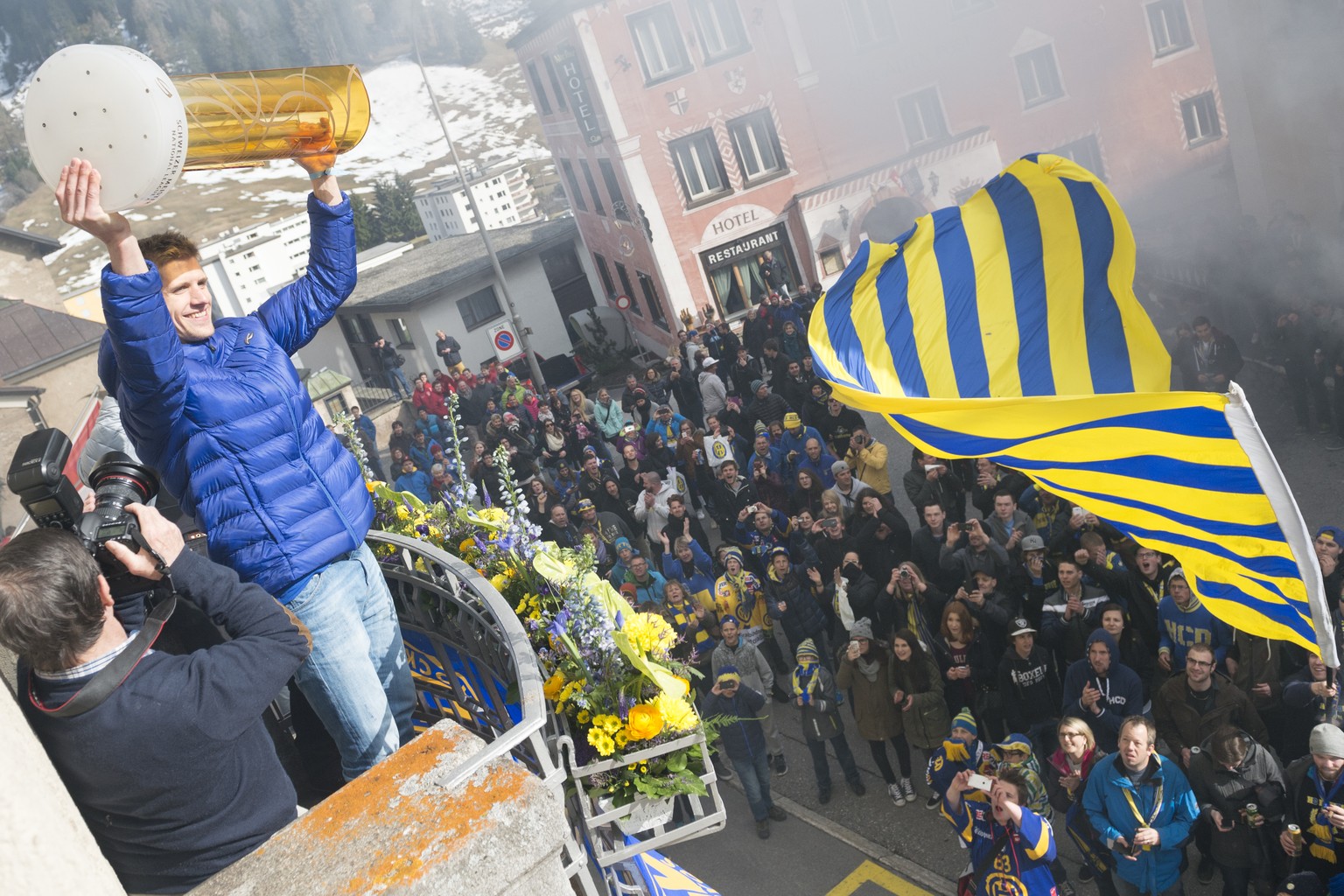 Felicien Du Bois, an der Meisterfeier des HC Davos, am Samstag, 18. April 2015, in Davos. Der HC Davos war am Freitag, 10. April 2015 zum 31. Mal Schweizer Eishockey Meister geworden. Sie hatten die F ...