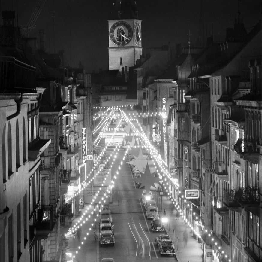 Christmas lighting pictured on Rennweg in Zurich, Switzerland, on November 29, 1958. (KEYSTONE/PHOTOPRESS-ARCHIV/Jules Vogt) 

Weihnachtsbeleuchtung am Rennweg in Zuerich, aufgenommen am 29. November  ...