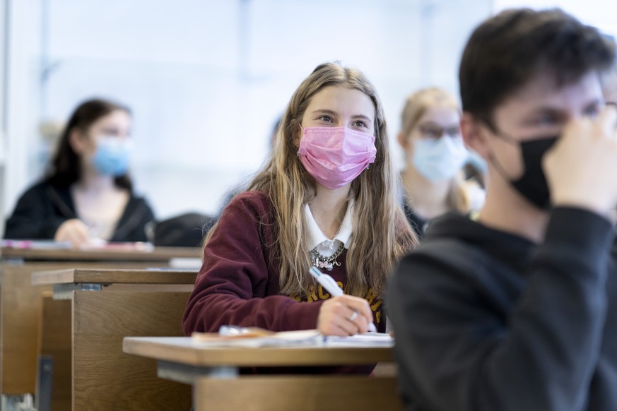 Schueler und Schuelerinnen der Klasse 4b der Kantonsschule Wiedikon, KWI, folgen mit Maske dem Physikunterricht, fotografiert am Montag, 25. Januar 2021, in Zuerich. (KEYSTONE/Gaetan Bally)