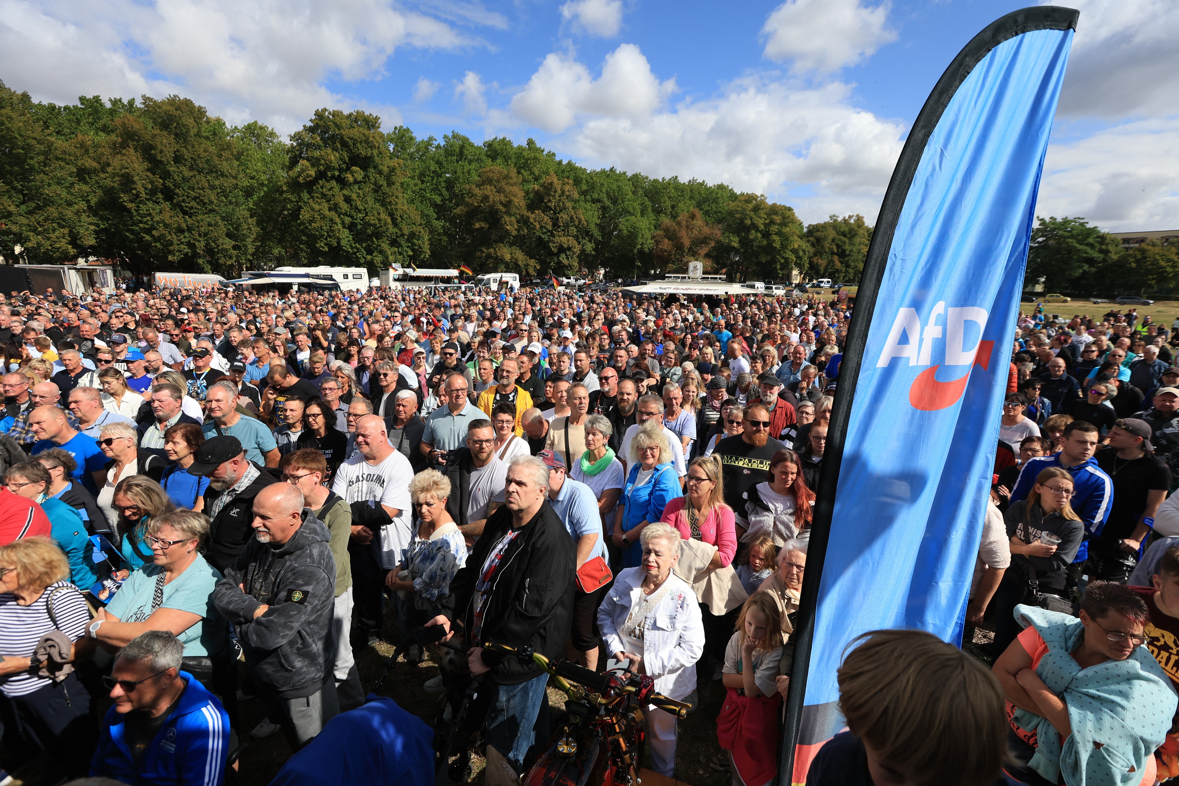 KEYPIX - 23.08.2026, Sachsen-Anhalt, Quedlinburg: Blick auf mehr als 5000 Teilnehmer einer Wahlkampfveranstaltung mit AFD Spitzenkandidat Ulrich Siegmund auf eine Festwiese in Quedlinburg. Sachsen-Anh ...