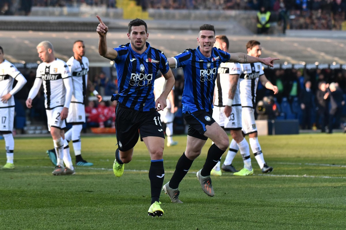 epa08108049 Atalanta's Remo Freuler jubilates after scoring the 2-0 lead during the Italian Serie A soccer match Atalanta BC vs Parma Calcio at the Gewiss Stadium in Bergamo, Italy, 06 January 20 ...