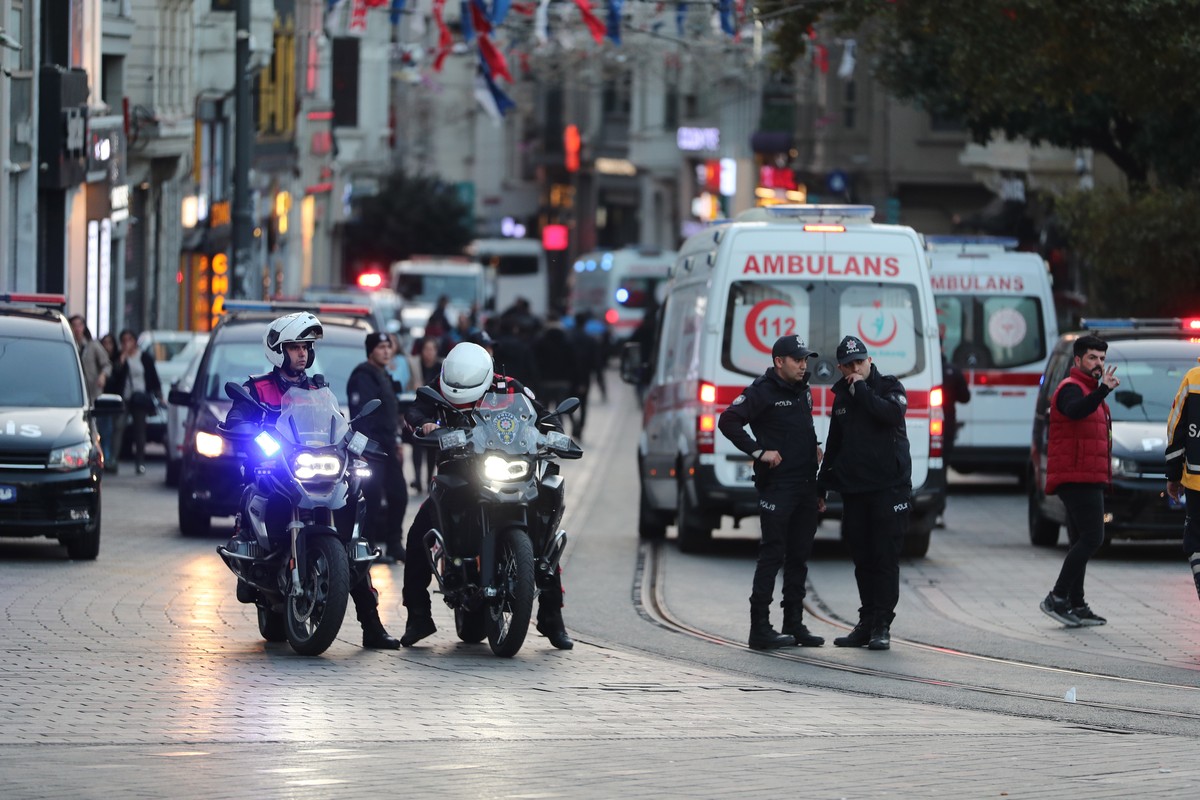 epa10303639 Turkish policemen try to secure the area after an explosion at Istiklal Street in Istanbul, Turkey, 13 November 2022. According to governor Ali Yerlikaya, an explosion that occurred at rou ...